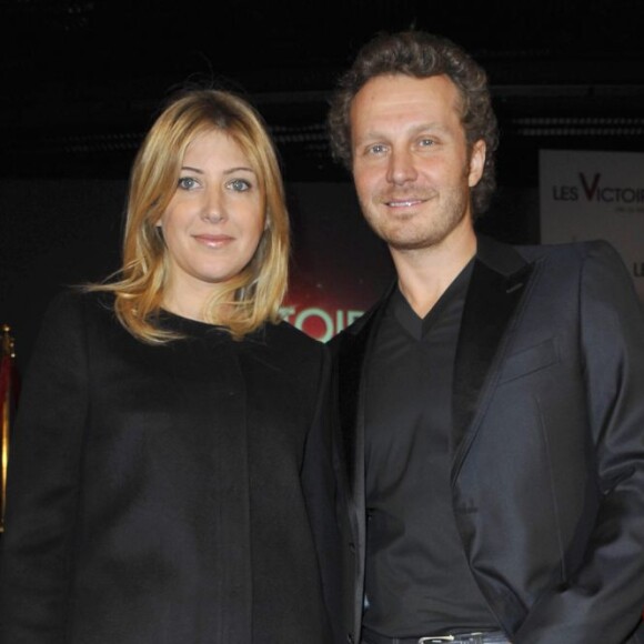 Ils seront restés deux ans ensemble, avant que l'interprète d'"Ensemble" ne fasse la rencontre, sur le tournage du film "Je vais te manquer", de l'écrivaine Amanda Sthers.
Sinclair et Amanda Sthers en mars 2011.