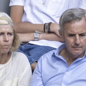 Bernard de la Villardière et sa femme Anne - Célébrités dans les tribunes des internationaux de France de Roland Garros à Paris le 1er juin 2022. © Cyril Moreau - Dominique Jacovides/Bestimage