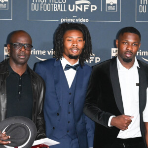 Lilian Thuram fait une petite blague à ses fils, Marcus et Kephren
Lilian Thuram avec ses fils Khephren Thuram, Marcus Thuram, guest - Photocall de la cérémonie des Trophées UNFP au Pavillon Gabriel à Paris. © Coadic Guirec/Bestimage