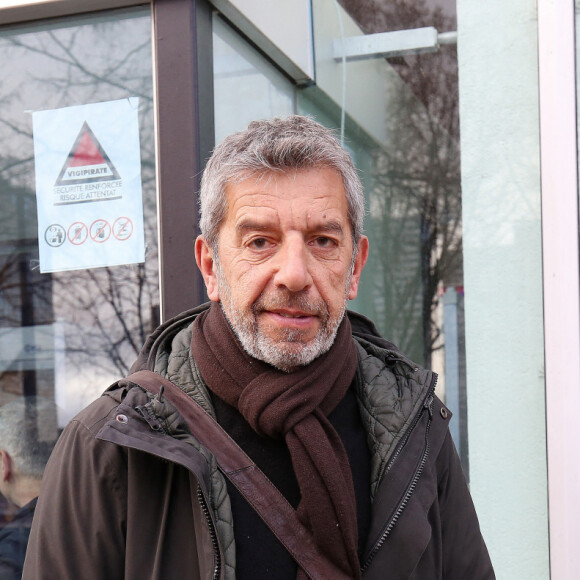 Exclusif - Michel Cymes quitte les studios de Radio France à Paris le 3 janvier 2023.