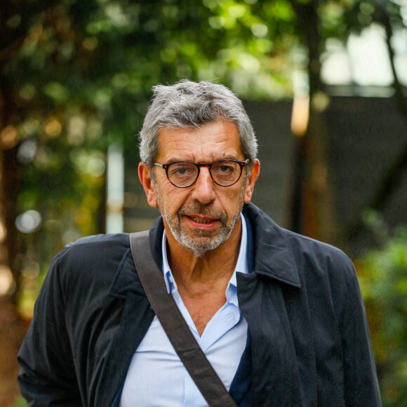 Semi-exclusif - Michel Cymes - Arrivées à l'enregistrement de l'émission "Vivement Dimanche" au Studio Gabriel, présentée par M.Drucker et diffusée le 30 octobre 2022 sur France 3, à Paris, France, le 20 octobre 2022. © Christophe Clovis/Bestimage