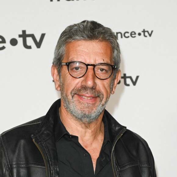 Michel Cymes au photocall pour la conférence de presse de rentrée de France TV à la Grande Halle de la Villette à Paris, France, le 6 juillet 2022. © Coadic Guirec/Bestimage