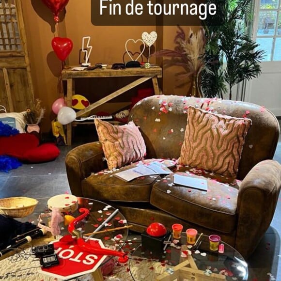 Elle a ensuite révélé des images de sa zone de tournage, visiblement très en pagaille.
Karine Le Marchand dévoile les coulisses de L'amour est dans le pré.