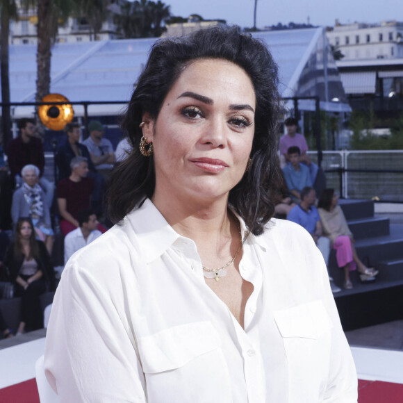  Elle sera d'ailleurs ce soir à l'écran sur France 2 dans le film "Une confession".
Lola Dewaere - L'équipe du film "Le petit Nicolas : qu'est-ce qu'on attend pour être heureux" sur le plateau de l'émission "Spéciale Cannes", présentée par D.Burki et diffusée sur Culture Box. Le 20 mai 2022 © Jack Tribeca / Bestimage 
