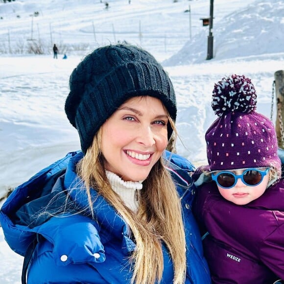 Et Valentine
Ophélie Meunier au ski avec sa fille Valentine, février 2023