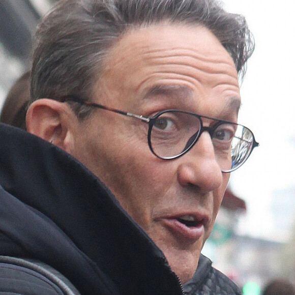Exclusif - Julien Courbet à la sortie des studios de radio de l'émission "Les Grosses Têtes" à Paris. Le 30 novembre 2022 © Jonathan Rebboah / Panoramic / Bestimage