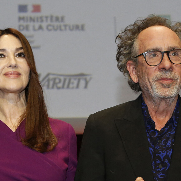 Une belle preuve d'amour de la part du réalisateur, qui semble déjà très amoureux de la belle actrice italienne

Info - Monica Bellucci et Tim Burton en couple - Monica Bellucci et Tim Burton - Tim Burton a reçu le prix Lumière 2022 lors de la 14ème Edition du festival du cinéma Lumière Film Festival à Lyon. Le 21 octobre 2022 © Pascal Fayolle / Bestimage