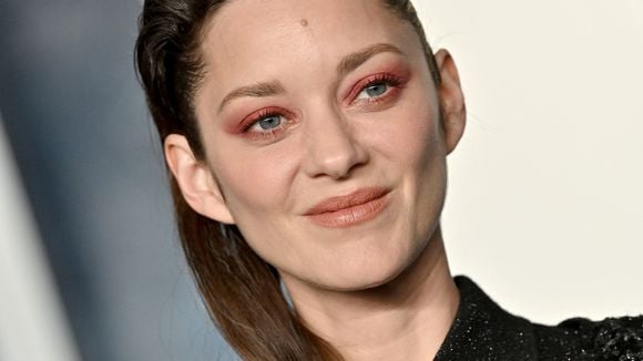 Marion Cotillard "chopée sous un escalier" et agressée par "deux co**ards" : "C'est hard, ça m'a un peu choquée"