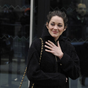 Marion Cotillard - Sorties du défilé de mode Haute-Couture "Chanel" au Grand Palais Ephémère lors de la fashion week de Paris le 24 janvier 2023.