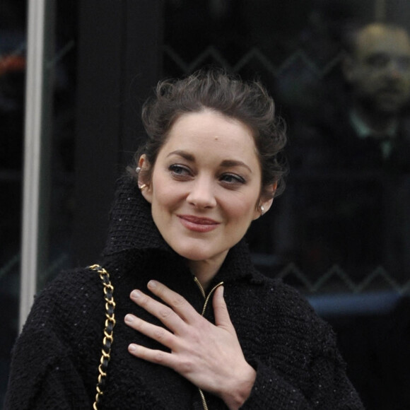 Marion Cotillard - Sorties du défilé de mode Haute-Couture "Chanel" au Grand Palais Ephémère lors de la fashion week de Paris le 24 janvier 2023.