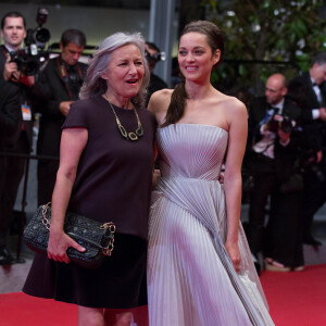 Après avoir vécu dans la cité parisienne, Marion Cotillard et ses parents Niseema Theillaud et Jean-Claude Cotillard déménagent dans la Beauce, près d'Orléans, où la jeune fille qu'elle est sympathise avec une femme marocaine. 
Marion Cotillard et sa mère Niseema Theillaud - Montée des marches du film "L'homme qu'on aimait trop" lors du 67 ème Festival du film de Cannes – Cannes le 21 mai 2014. 