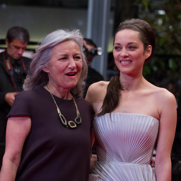 Après avoir vécu dans la cité parisienne, Marion Cotillard et ses parents Niseema Theillaud et Jean-Claude Cotillard déménagent dans la Beauce, près d'Orléans, où la jeune fille qu'elle est sympathise avec une femme marocaine. 
Marion Cotillard et sa mère Niseema Theillaud - Montée des marches du film "L'homme qu'on aimait trop" lors du 67 ème Festival du film de Cannes – Cannes le 21 mai 2014. 