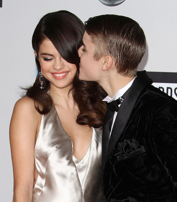 Justin bieber et Selena Gomez aux American Music awards au Nokia theatre à Los Angeles le 20 novembre 2011.