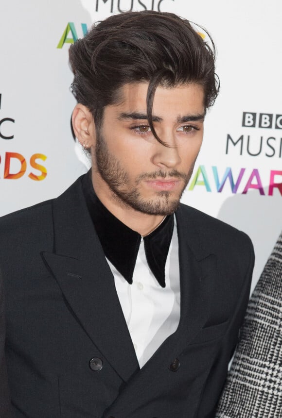 L'heureux élu n'est tout autre que l'ancien membre des One Direction, Zayn Malik.
Zayn Malik (du groupe One Direction) à la soirée des "BBC Music Awards" à Londres, le 11 décembre 2014. 