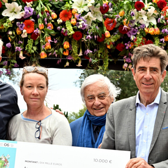 Il est très conscient des enjeux climatiques 
Exclusif - Denis Brogniart, le parrain de l'événement, et les gagnants du Prix du Jury, avec jean Mus, Charles Ange Ginésy, le président du Conseil Départemental des Alpes-Maritimes, et Jean Leonetti, le maire d'Antibes, durant la remise des prix de la 4ème édition du Festival des Jardins de la Côte d’Azur, dans les jardins de la villa Eilenroc, à Antibes Juan les Pins, le 26 mars 2023. © Bruno Bebert / Bestimage