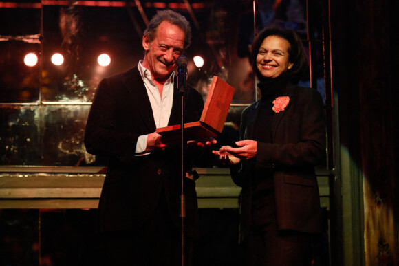 Vincent Lindon (prix "artiste de l'année") reçoit son prix des mains d'Isabelle Giordano lors de la première édition de "La nuit des artistes" à l'initiative de l'ADAMI au Pachamama à Paris le 27 mars 2023. © Christophe Clovis / Bestimage 