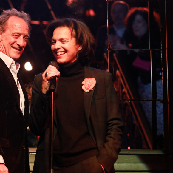 Vincent Lindon (prix "artiste de l'année") reçoit son prix des mains d'Isabelle Giordano lors de la première édition de "La nuit des artistes" à l'initiative de l'ADAMI au Pachamama à Paris le 27 mars 2023. © Christophe Clovis / Bestimage 