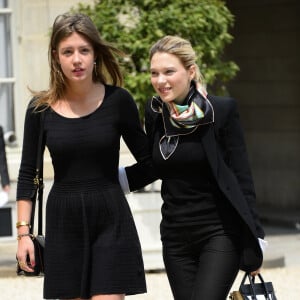 Depuis sa participation au film primé d'Abdellatif Kechiche, à tout juste 19 ans, elle a parcouru du chemin et séduit dans les différents genres de cinéma auxquels elle se frotte.
Adele Exarchopoulos et Lea Seydoux - Dejeuner avec l'equipe du film "La vie d'Adele", palme d'Or 2013 du festival de Cannes, au palais de l'Elysee a Paris. Le 26 juin 2013 