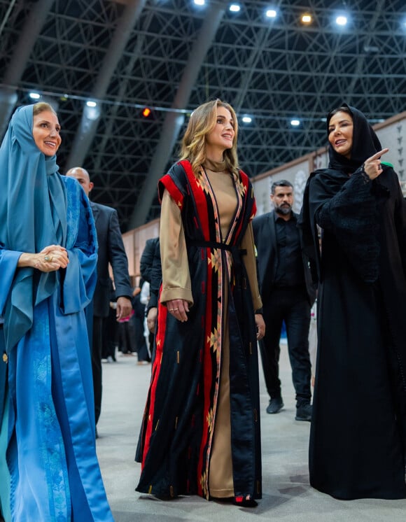 Pour l'occasion, la magnifique Souveraine était vêtue d'une tenue traditionnelle appelée abaya et signée de la marque Funtazza Designs, une marque jordanienne
La reine Rania de Jordanie assiste à l'inauguration de la 22ème Foire "Bisat Al Reeh" à Djeddah en Arabie Saoudite le 27 mars 2023. 