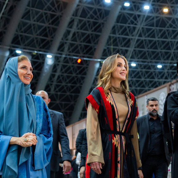 Pour l'occasion, la magnifique Souveraine était vêtue d'une tenue traditionnelle appelée abaya et signée de la marque Funtazza Designs, une marque jordanienne
La reine Rania de Jordanie assiste à l'inauguration de la 22ème Foire "Bisat Al Reeh" à Djeddah en Arabie Saoudite le 27 mars 2023. 