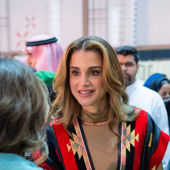"Heureuse d'être en Arabie Saoudite pendant le mois sacré du Ramadan, et reconnaissante envers Son Altesse Royale la Princesse Adelah bint Abdullah bin Abdulaziz Al Saud de m'avoir accueillie et fait découvrir les talents de l'exposition Bisat Al Reeh"
La reine Rania de Jordanie assiste à l'inauguration de la 22ème Foire "Bisat Al Reeh" à Djeddah en Arabie Saoudite le 27 mars 2023. 