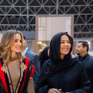 "Je suis aussi immensément impressionnée par la toute première Biennale des Arts islamiques animée par le Royaume, une belle célébration de l'héritage de l'art islamique" a-t-elle écrit sur Instagram. Une visite des plus réussies !
La reine Rania de Jordanie assiste à l'inauguration de la 22ème Foire "Bisat Al Reeh" à Djeddah en Arabie Saoudite le 27 mars 2023. 