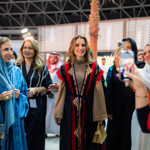 La reine Rania de Jordanie assiste à l'inauguration de la 22ème Foire "Bisat Al Reeh" à Djeddah en Arabie Saoudite le 27 mars 2023. 