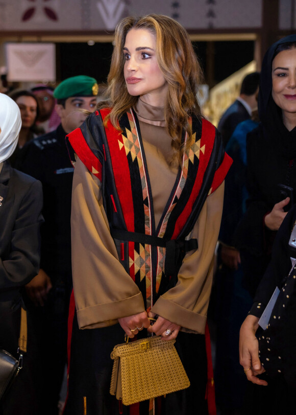 Une tenue enfilée par-dessus une longue robe beige qu'elle avait assortie à un petit sac à main tissé de chez Fendi
La reine Rania de Jordanie assiste à l'inauguration de la 22ème Foire "Bisat Al Reeh" à Djeddah en Arabie Saoudite le 27 mars 2023. 
