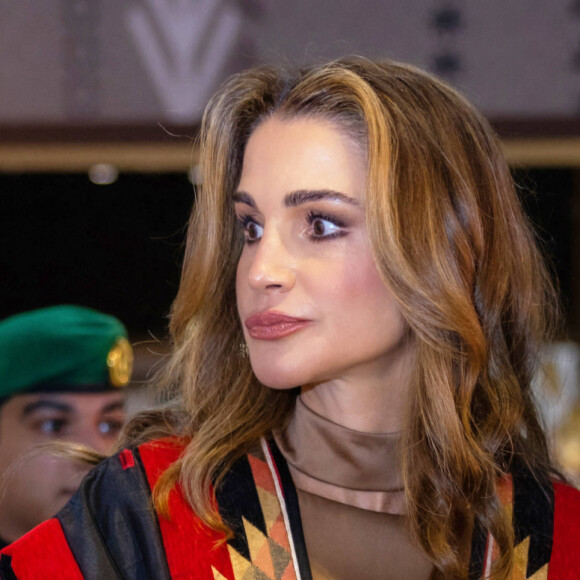 Une tenue enfilée par-dessus une longue robe beige qu'elle avait assortie à un petit sac à main tissé de chez Fendi
La reine Rania de Jordanie assiste à l'inauguration de la 22ème Foire "Bisat Al Reeh" à Djeddah en Arabie Saoudite le 27 mars 2023. 