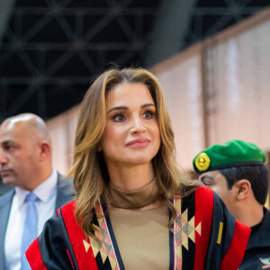 La reine Rania de Jordanie assiste à l'inauguration de la 22ème Foire "Bisat Al Reeh" à Djeddah en Arabie Saoudite le 27 mars 2023. 