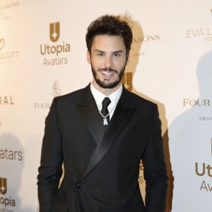 Baptiste Giabiconi va pouponner !
Baptiste Giabiconi - Photocall de la 10ème édition du "Global Gift Gala" au Four Seasons Hotel George V à Paris. Ce traditionnel dîner de charité organisé chaque année par Thierry Martino qui en assure les Relations Publiques, a pour vocation de collecter des fonds en faveur de Global Gift Foundation et de Eva Longoria Foundation. Leur mission est de venir en aide aux femmes et aux enfants partout où cela est nécessaire, notamment en soutenant financièrement des projets associatifs ciblés permettant d'améliorer le quotidien des personnes en situation de précarité. Chaque année la Fondation Global Gift choisit également une association locale afin de lui reverser une part des bénéfices de la soirée. Cette année c'est l'association " Un Rien C'est Tout " présidée par Cécile Duffau qui a été choisie. Cette association défend 4 grandes causes qui sont : le droit à la dignité, l'enfance, la santé et l'environnement. En tout ce sont plus de 190 projets réalisés et près de 3 millions d'euros collectés depuis sa création en 2016. Outre Eva Longoria, de nombreux invités ont foulé le tapis rouge. Christophe Beaugrand et Béatrice Rosen ont endossé les rôles de Maitre et Maîtresse de Cérémonie. (En français pour lui, en anglais pour elle) Pour l'animation musicale, la Fondation a pu compter sur la présence de Camille Lellouche qui a subjugué l'assistance du Global Gift Gala en reprenant quelques-uns de ses succès, ainsi que de la participation surprise d'Hélène Segara qui est montée à l'improviste sur scène pour entonner son tube " Il y a trop de gens qui t'aiment " devant un parterre d'invités conquis. Une vente aux enchères s'est déroulée sous la houlette de Julien Brunie, DG de Christie's, dévoilant des lots d'exception tels qu'une peinture d'Auguste, l'artiste phare du french pop Art, un dîner avec Eva Longoria herself ... ou bien encore une sculpture de Richard Orlinski (qui a reçu le Global Gift Utopia Award des mains d'Eva Longoria récompensant ses engagements humanitaires, tout comme l'entrepreneur espagnol, Javier Garcia qui lui a reçu le Global Gift Philanthropreneur Award) La soirée a pu être imaginée grâce au soutien des sponsors UTOPIA Avatars, (Société basée sur l'écosystème NFT utilisant la puissance de la blockchain pour amplifier sa mission de sensibilisation à la construction d'un monde plus éthique) ainsi que de la marque de bijoux APM Monaco qui a, pour l'occasion, paré Eva Longoria de magnifiques créations. Quant au diner, signé Christian Le Squer, Chef étoilé du restaurant " Le Cinq ", il fut sublimé grâce aux vins Château Enclos Haut Mazeyres, Appellation POMEROL, et les champagnes BOLL&Cie. © Marc Ausset-Lacroix / Bestimage