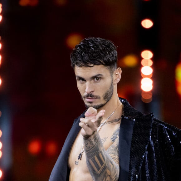 Baptiste Giabiconi - Défilé "Walk Your Worth" By L'Oreal à l'Ecole Militaire lors de la fashion week PAP femme printemps / été 2023 le 2 octobre 2022. © Olivier Borde / Bestimage 