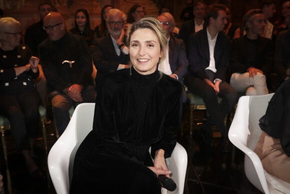 Julie Gayet brillera notamment d'élégance dans un total look noir.
Exclusif - Julie Gayet - Backstage de l'enregistrement de l'émission "Le Grand Echiquier, le printemps à Versailles", présentée par C.Chazal et diffusée le 31 mars sur France 3 © Jack Tribeca / Bestimage