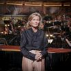 Claire Chazal d'une grande élégance pour recevoir Julie Gayet, sublime en total look noir, dans Le Grand Échiquier