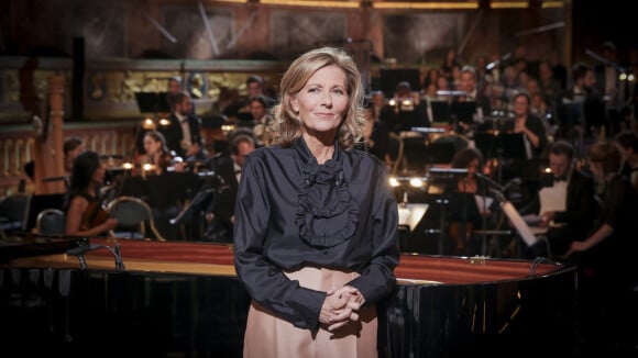 Claire Chazal d'une grande élégance pour recevoir Julie Gayet, sublime en total look noir, dans Le Grand Échiquier