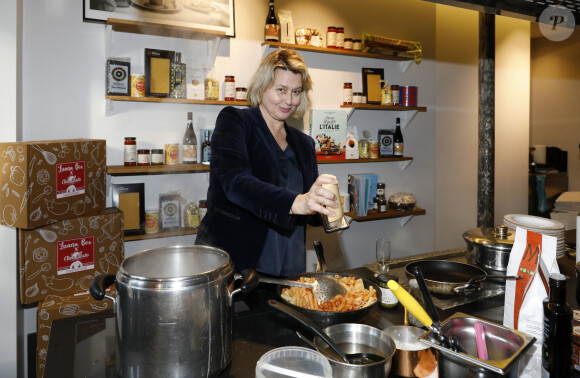 Luana Belmondo lors du lancement de la "Luana Box 2" pour les fêtes de Noël à l'école de cuisine "Cooking Baz'art" à Paris, le 2 décembre 2021. © Marc Ausset-Lacroix / Bestimage