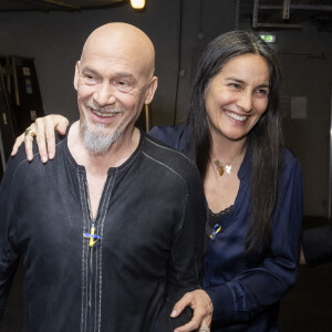 Exclusif - Florent Pagny et sa femme Azucena - Backstage de l'émission spéciale "Unis pour l'Ukraine" à la Maison de la Radio et de la Musique à Paris le 8 mars 2022. © Cyril Moreau / Jack Tribeca / Bestimage