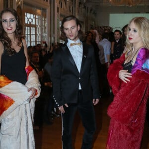 Gérard Depardieu ne s'est jamais remis de sa mort
Clémence Rochefort (fille de Jean Rochefort), Antoine Barclay, Louise Depardieu - Défilé au profit de l'association Meghanora au Salon des Miroirs à Paris, le 20 février 2016. © CVS/Bestimage