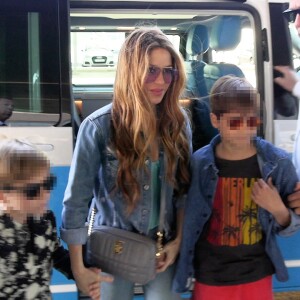 Avec ses deux garçons, l'ex de Gerard Piqué s'est envolée le 2 avril et elle a été aperçue à l'aéroport de Barcelone
 
Shakira et ses enfants arrivent à l'aéroport de Barcelone pour prendre un avion à destination de Miami. Barcelone, Espagne le 2 Avril 2023.