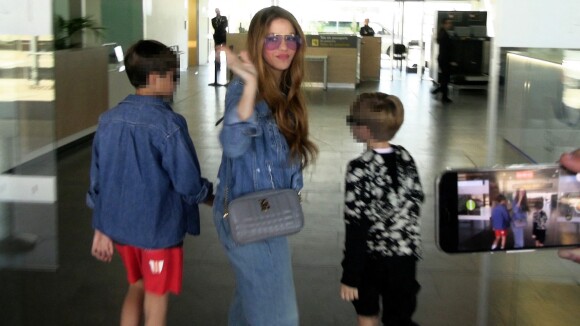 Shakira et ses enfants arrivent à l'aéroport de Barcelone pour prendre un avion à destination de Miami. Barcelone, Espagne le 2 Avril 2023.