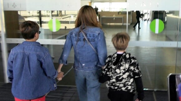 Shakira et ses enfants arrivent à l'aéroport de Barcelone pour prendre un avion à destination de Miami. Barcelone, Espagne le 2 Avril 2023.