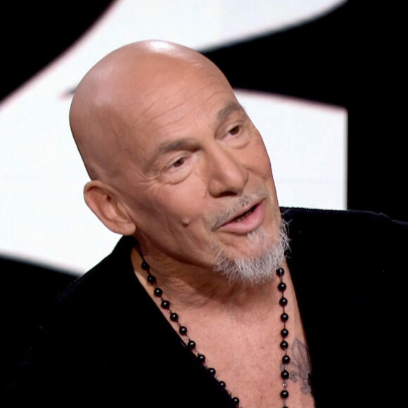 Ce qui l'a toujours aidé à tenir, dans la maladie comme dans son quotidien, c'est cette double vie qu'il mène depuis des années.
Florent Pagny est l'invité de Laurent Delahousse sur le plateau du journal de France 2, le 2 avril 2023. © Jack Tribeca / Bestimage