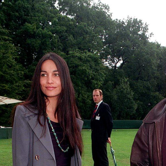 "Sans ma femme, je n'aurais pas pu tenir autant. C'est ma moitié, elle m'apporte ce que je n'ai pas. Il y a un avant Azucena et un après."
Florent Pagny et sa femme Azucena - Automobiles Classiques Louis Vuitton à Paris Bagatelle.