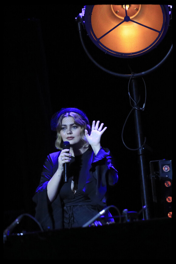 Louane à la 9ème édition de "La nuit de la déprime" aux Folies Bergère à Paris le 30 janvier 2023.