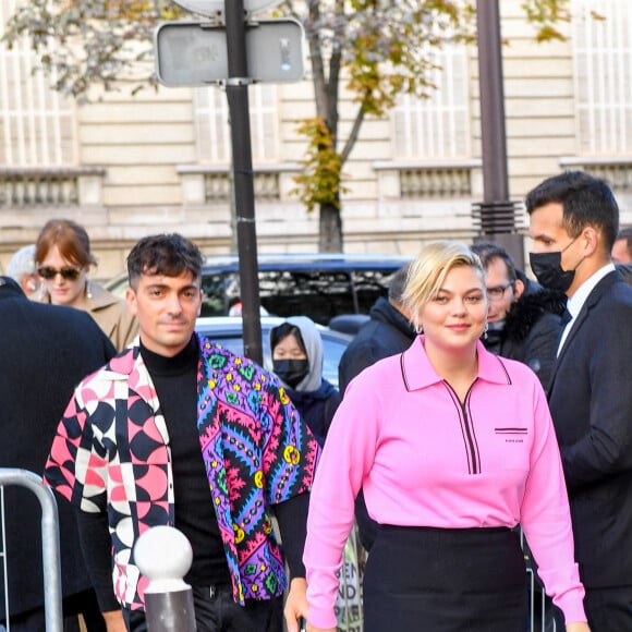 Louane Emera et son compagnon Florian Rossi arrivent au défilé de mode Miu Miu lors de la Fashion Week printemps/été 2022 à Paris, France, le 5 octobre 2021. © Veeren Ramsamy-Christophe Clovis/Bestimage 