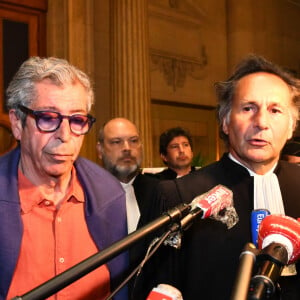 Patrick Balkany à la sortie du palais de justice de Paris après sa condamnation à cinq ans de prison ferme ; et quatre ans pour sa femme Isabelle le 27 mai 2020 Patrick Balkany a été condamné à 5 ans de prison ferme sans mandat de dépôt immédiat et sa femme Isabelle à 4 ans de prison ferme sans mandat de dépôt. Ils ont déjà été condamnés pour fraude fiscale et ont renoncé à se pourvoir en cassation. Le 4 mars dernier, la Cour d'appel de Paris a donné le premier coup de grâce en condamnant Patrick Balkany à quatre ans de prison dont un an avec sursis et dix ans d'inéligibilité, pour fraude fiscale. Son épouse, Isabelle Balkany a écopé, elle, de trois ans ferme. Malade, l'ex-maire a échappé au mandat de dépôt comme en première instance. Cependant, leur condamnation étant assortie de l'inéligibilité immédiatement applicable, ils ont été déchus de leurs mandats de maire et maire adjoint de Levallois-Perret.