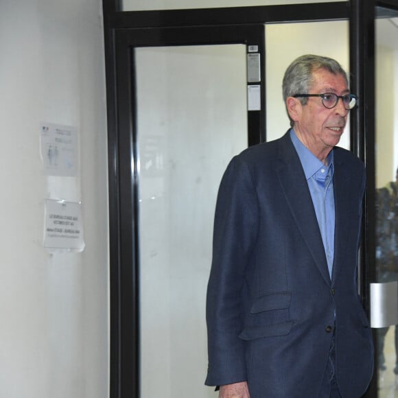 Mais il y a des chances qu'Isabelle et Patrick Balkany ne la payent jamais
L'ancien maire de Levallois-Perret, Patrick Balkany au palais de justice pour son procès pour diffusion de photomontages à caractère sexuel de l'ancien conseiller municipal de Levallois-Perret David-Xavier Weiss, à Nanterre, France, le 4 avril 2023. Le maire de Levallois-Perret et son épouse ancienne adjointe au maire de la ville, sont jugés le 4 avril pour falsification de photos à caractère sexuel d'un opposant politique, actuellement adjoint au maire de la commune. © Giancarlo Gorassini/Bestimage