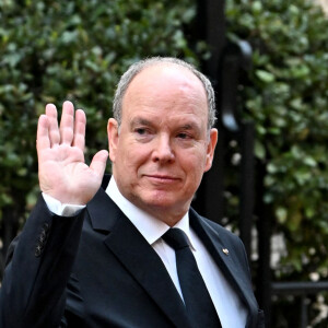 Le 5 avril 2023, pour débuter cet évènement, une messe en sa mémoire a été célébrée.
Le prince Albert II de Monaco - Sortie de la messe en mémoire du prince Rainier III en la cathédrale de Monaco, le 5 avril 2023. © Bruno Bebert / Bestimage