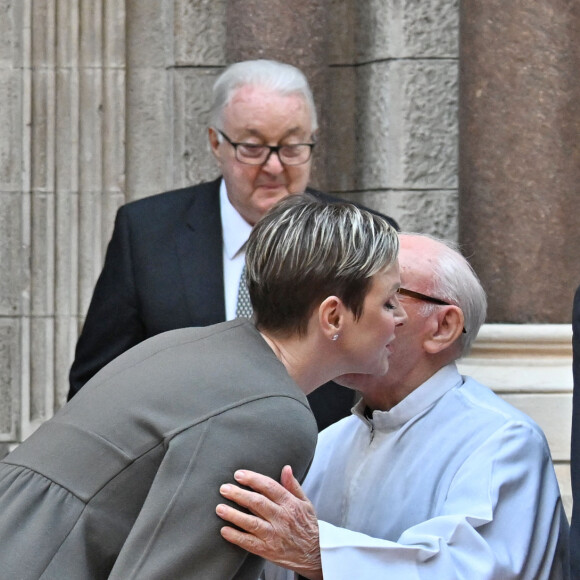 Le prince Albert II de Monaco et la princesse Charlene, le père Penzo - Sortie de la messe en mémoire du prince Rainier III en la cathédrale de Monaco, le 5 avril 2023. © Bruno Bebert / Bestimage