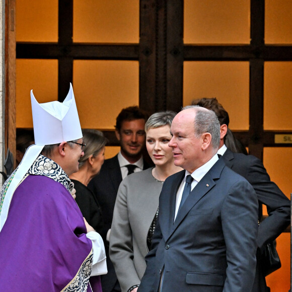 Pierre Casiraghi, la princesse Charlene et le prince Albert II de Monaco - Sortie de la messe en mémoire du prince Rainier III en la cathédrale de Monaco, le 5 avril 2023. © Bruno Bebert / Bestimage
